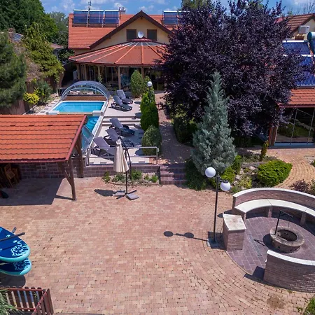 Alomkert Vendeghaz * Бекессентандраш